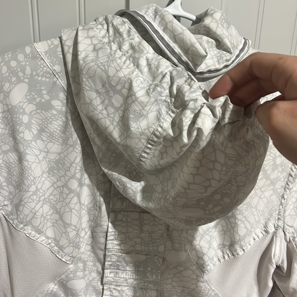 Amazing condition RARE lululemon jacket - Picture 5 of 10